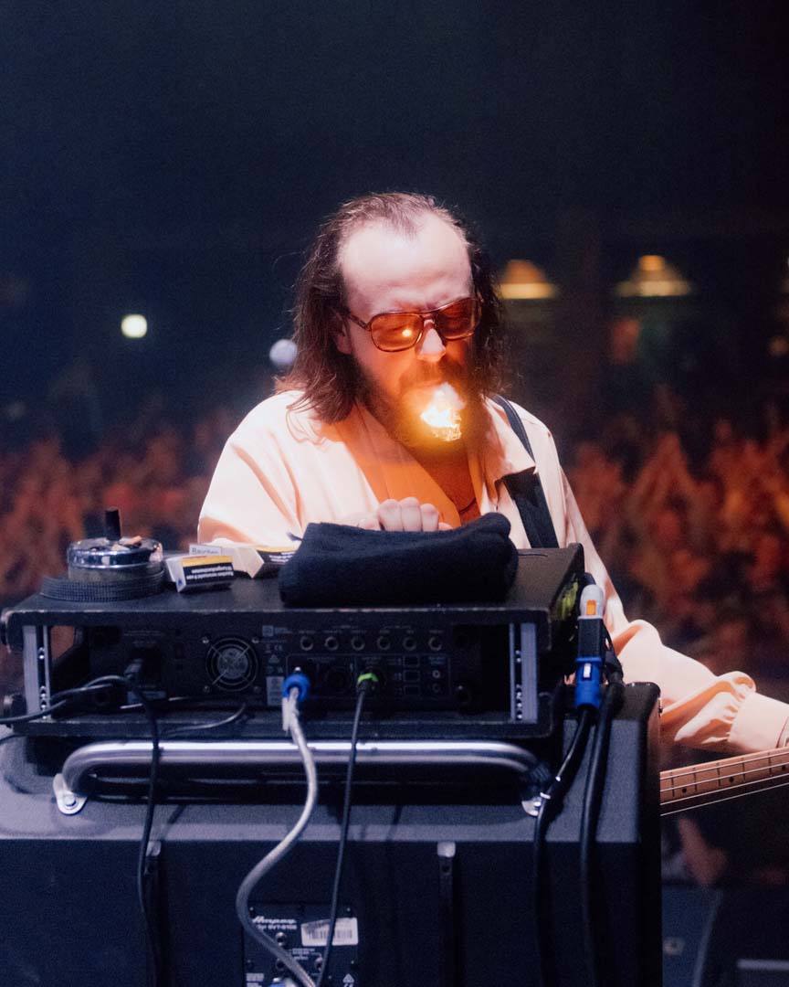 Wanda Konzert Zigarette anzuenden